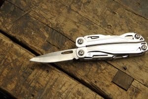 Gute Taschenmesser sind in erster Linie robust und haben eine scharfe Klinge sowie einen sicheren Verschlussmechanismus.