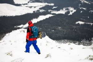 Wer sich ein Snowboard für den Tiefschnee kaufen will, dem ist zusätzlich ein Lawinenrucksack zu empfehlen.