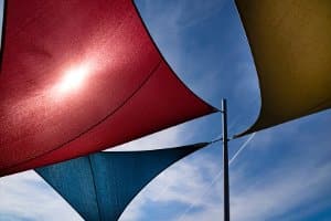 Sonnensegel können an Gebäude-Fassaden, der Terrasse oder im Garten befestigt werden.