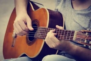 Ein Akustik-Gitarrenverstärker sollte im Test nicht berücksichtigt werden, wenn Sie eine E-Gitarre spielen.