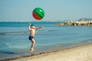 Die beste Rettungsweste für Kinder ist leicht und hat einen nicht zu starken Auftrieb.