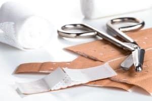 Notfallrucksack gefüllt kaufen: Neben Verbandsmaterial ist häufig noch weiteres Zubehör enthalten.