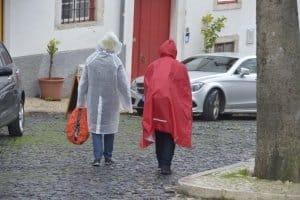 Schlechtwetterkleidung: Auch wenn ein Regenponcho einen Praxis-Test nicht zum modischen Highlight macht, kann er sehr praktisch sein.