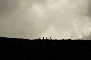 Insbesondere mit schwerem Gepäck ist der Regenponcho praktisch. Beim Trekking kann ein Test die Vorzüge aufzeigen.