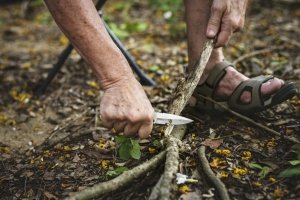 Welches Outdoormesser geeignet ist, kommt auf den Einsatzzweck an. Scandischliffe eignen sich bspw. für's Schnitzen.