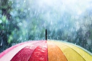 Pavillon kaufen: Nicht nur günstig, sondern auch wasserfest sollte er sein.