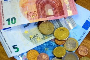 Sie können Volleybälle bereits günstig zwischen fünf und 15 Euro kaufen.