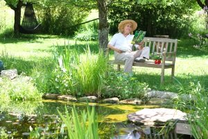 Selbst die besten Rasenmäher erreichen nicht jede Stelle im Garten (z. B. unter der Gartenbank).