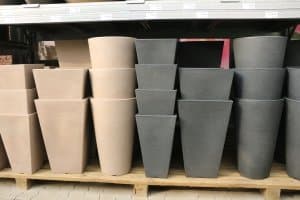 In verschiedenen Formen und Farben können Sie Pflanzkübel kaufen.