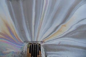 Benzinbetriebene Rasenmäher sind im Vergleich zu anderen Modellen weniger umweltfreundlich.