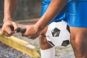 Wollen Sie eine Ballpumpe kaufen, müssen Sie sich zwischen einem handbetriebenen und einem elektrischen Modell entscheiden.