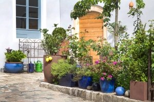 Sie möchten sich einen Laubbesen kaufen, der für den Boden im Eingang gedacht ist? Die Zinken sollten dann aus Metall sein.