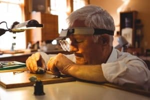 Millimeterarbeit ist angesagt? Unterziehen Sie Ihre Lupenbrille einem Test.