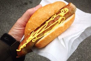 Damit am Ende die perfekte Bratwurst ohne Unfälle entsteht, sollten Sie im eigenen Test die passenden Grillhandschuhe suchen.
