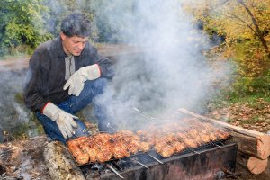 Es wird schnell heiß am Grill: Ihr eigener Grillhandschuhe-Test soll zeigen, wie Sie gegen Verbrennungen geschützt sind.