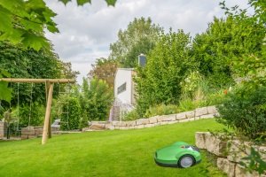 Einen Mähroboter zu kaufen, kann die von Ihnen zu verrichtende Arbeit deutlich reduzieren – insbesondere in großen Gärten.