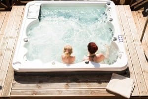 Aufblasbare Whirlpools sind im Test festinstallierten Modellen vorzuziehen, wenn Sie den Aufstellort variieren möchten.