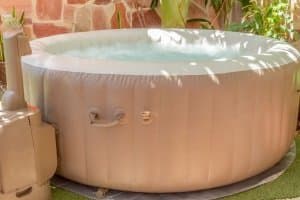 Bester aufblasbarer Whirlpool? Das ist ein Modell, das Platz für genügend Personen und ausreichenden Komfort bietet.