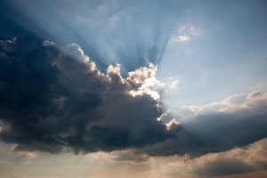 Suchen Sie unter den Solar-Gartenleuchten Ihren Testsieger? Achten Sie auf Wasserfestigkeit, damit aufziehende Wolken keine Sorgen bereiten.
