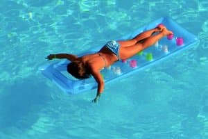 Im persönlichen Test kann ein Whirlpool, der aufblasbar ist, durch andere Qualitäten überzeugen als ein Pool – etwa durch Luft- und Wasserdüsen.