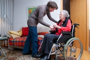 Manchmal reicht ein einfacher Rollstuhl nicht aus. Dann müssen Elektromobile für Senioren im eigenen Test untersucht werden.