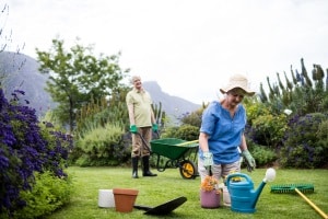 Ein flexibler Gartenschlau ist im Vergleich zu einem starren Modell gut für verwinkelte Gärten geeignet. 