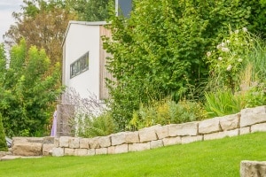 Wenn Sie eine Rasenschere kaufen, können Sie damit Rasenkanten präzise angleichen.