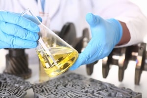 Bester Rasen-Unkrautvernichter: Ihr persönlicher Testsieger sollte ein schonendes Mittel sein. Glyphosat ist besonders umstritten.