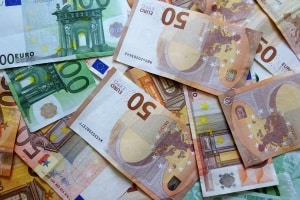 Hochgrasmäher sind nicht günstig, dafür lohnt sich die Anschaffung aber. Das Ergebnis: Ein schöner Garten.