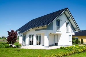 Ob sich ein Vertikutierer mit Elektro-Antrieb im Test bewähren kann, hängt auch von der Größe Ihres Gartens ab. 