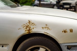 Kann ich den Rostentferner am Auto anwenden? Zum Test sollten Sie das Spray erst an unauffälligen Stellen auftragen.