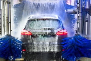 Insektenentferner für das Auto: Nach Ihrem Test sollten Sie Rückstände des Produkts gründlich entfernen, um den Autolack zu schonen.