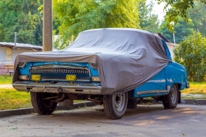 Statt mit einem Tuch können Sie Ihren Pkw mit einer Halbgarage schützen. Ein Test hilft Ihnen dabei, die richtige zu finden!