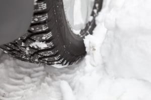 Rettung aus dem Schnee dank Anfahrhilfe: Im persönlichen Test spielt die Montage eine wichtige Rolle.