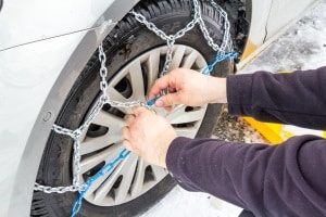 Nutzen Sie bei Ihrem Pkw Schneeketten als Anfahrhilfe? Im persönlichen Test sollten Sie auch Alternativen z. B. Rampen in Erwägung ziehen.