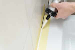 Weg mit den Fugen? Dann sollten Sie einen Silikonentferner kaufen.