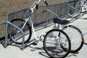 Messen Sie vor Ihrem Dachfahrradträger-Test die Weite Ihres Radstands aus.