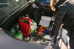 Organisieren Sie Ihren Kofferraum, indem Sie eine Kofferraumtasche kaufen.