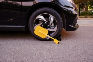 Wollen Sie es Autodieben schwer machen, sollten Sie eine Parkkralle kaufen.