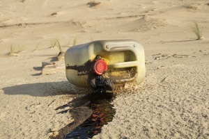 Machen Sie den Test: Ein Benzinkanister sollte gut dichthalten.