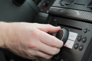 Sie wollen Ihren Radioempfang im Auto verbessern? Dann sollten Sie sich eine Scheibenantenne kaufen.