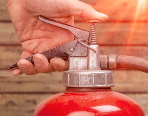 Der richtige Feuerlöscher für Ihr Auto: Beim persönlichen Test sollten Sie auf die Einhaltung der DIN EN 3 achten.