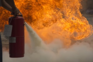 Kfz-Feuerlöscher im Eigen-Test: Wägen Sie die Vor- und Nachteile von Pulver- und Schaumlöschern gut ab.