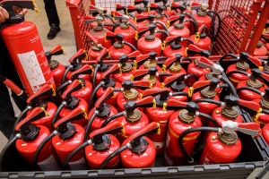 Wie Sie im Eigen-Test Autofeuerlöscher unter die Lupe nehmen, erfahren Sie hier.