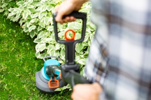 Bester Akku-Rasentrimmer: Ihr persönlicher Testsieger sollte nicht nur gute Arbeit leisten, sondern auch Ihren Rücken schonen.