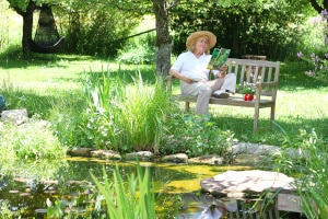 Freischneider mit Akku: Beim Eigen-Test ist auch die Akku-Laufzeit zu beachten, gerade wenn Ihr Garten viele verwinkelte Ecken hat.