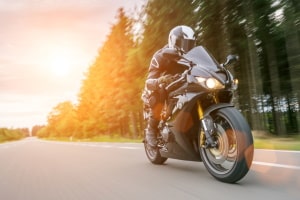 Möchten Sie eine Motorradwippe für unterwegs kaufen, sollten Sie eine mit Standfuß auswählen.