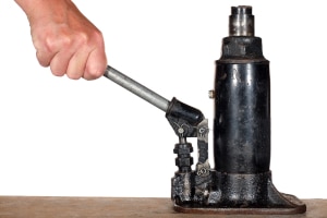 Hydraulischer Stempelwagenheber im Eigen-Test: Achten Sie auf ausreichend Stabilität und Standfestigkeit.