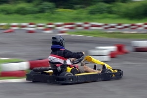 Gerade fürs Kartfahren bietet es sich an, einen Rippenschutz zu kaufen.