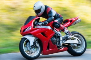 Erhöhen Sie Ihre Sicherheit auf dem Motorrad, indem Sie eine Airbag-Weste kaufen.